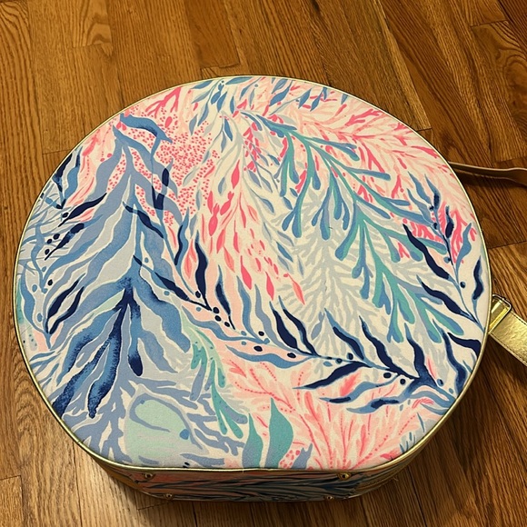 Round Lilly Pulitzer Bag - Picture 6 of 8